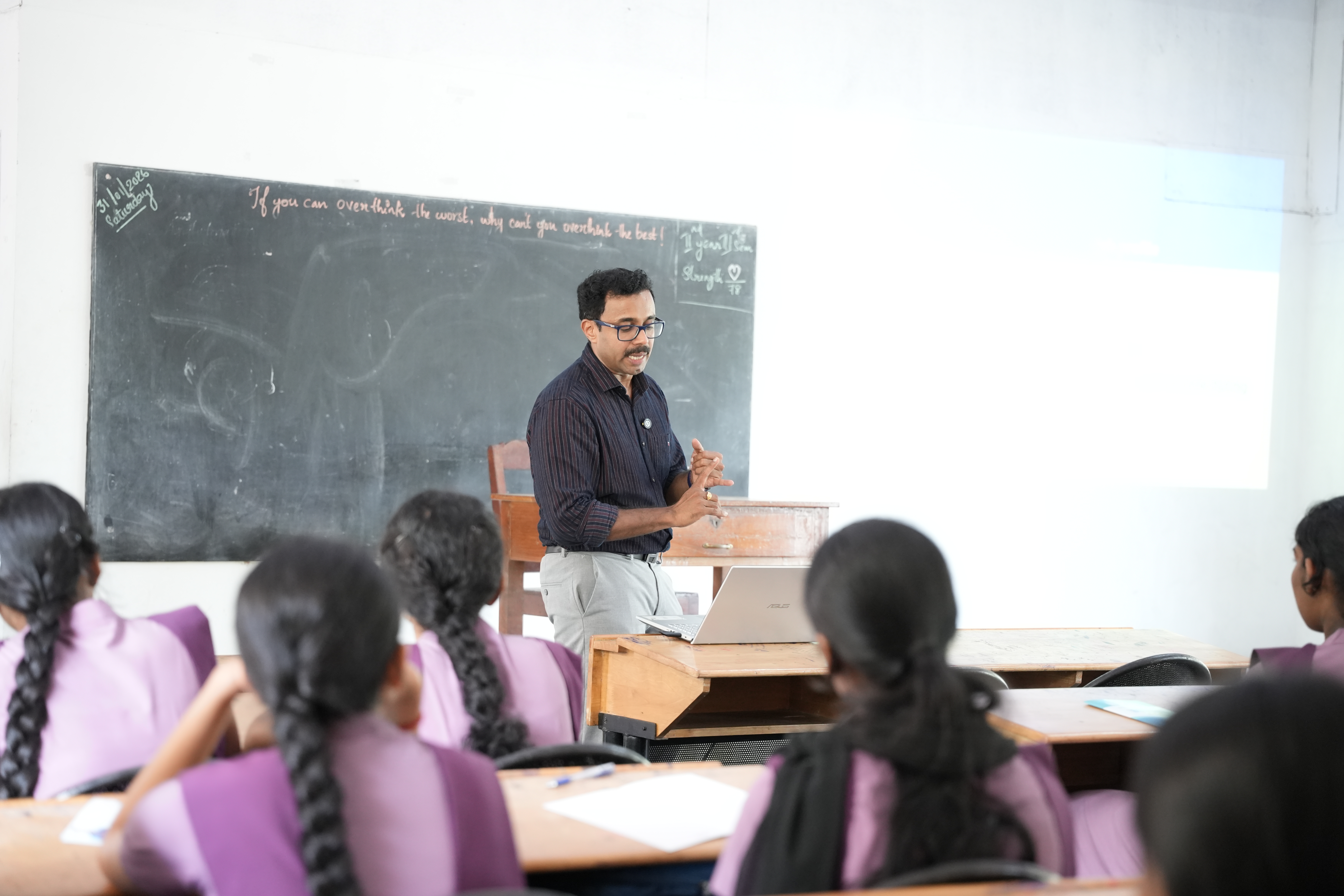 Faculty mentor explaining a topic on the blackboard during a classroom lecture at Eduooz