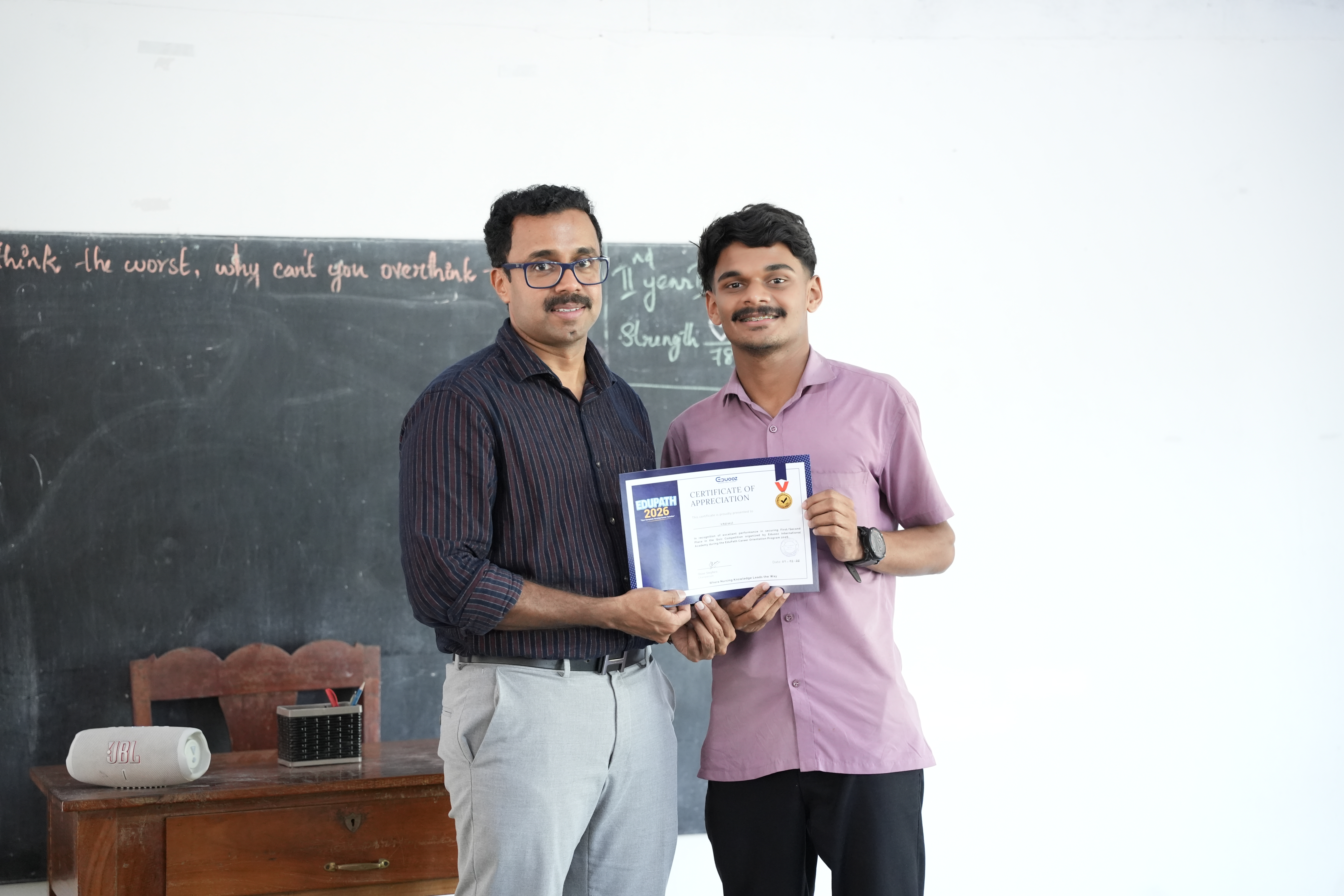 Certificate handover moment between mentor and student at Eduooz